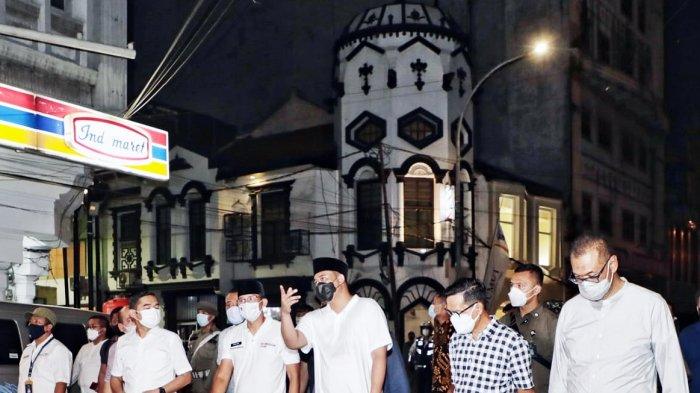 Menteri Pariwisata dan Ekonomi Kreatif Sandiaga Salahuddin Uno dan Wali Kota Medan Bobby Nasution berjalan-jalan di Kawasan Kesawan, Kecamatan Medan Barat, Kota Medan, pada Sabtu (27/3/2021).