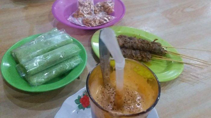 Satu gelas TST dengan berbagai aneka kue yang disajikan di Warung TST Pak Haji Medan.
