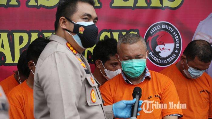 Kapolrestabes Medan Kombes Pol Riko Sunarko (kiri) menginterogasi Sekretaris Daerah Nias Utara Yafeti Nazara saat merilis pengungkapan kasus narkoba di Mapolrestabes, Medan, Sumatera Utara, Senin (14/6/2021). Seorang ASN yang menjabat sebagai Sekda di Nias Utara bersama 71 orang lainnya terjaring razia oleh Polrestabes Medan di KTV 201 Karaoke Bosque pada Minggu (13/6) malam dengan sejumlah barang bukti pil ekstasi.TRIBUN MEDAN/RISKI CAHYADI