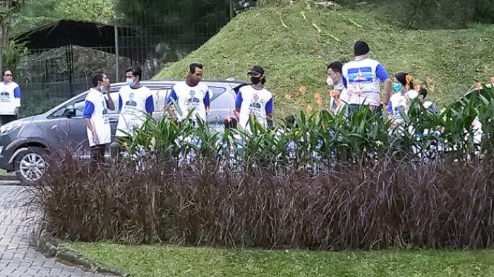 Simpatisan datang ke lokasi Kongres Luar Biasa (KLB) dengan menggunakan baju kaus bergambar Moeldoko, Jumat (5/3/2021).