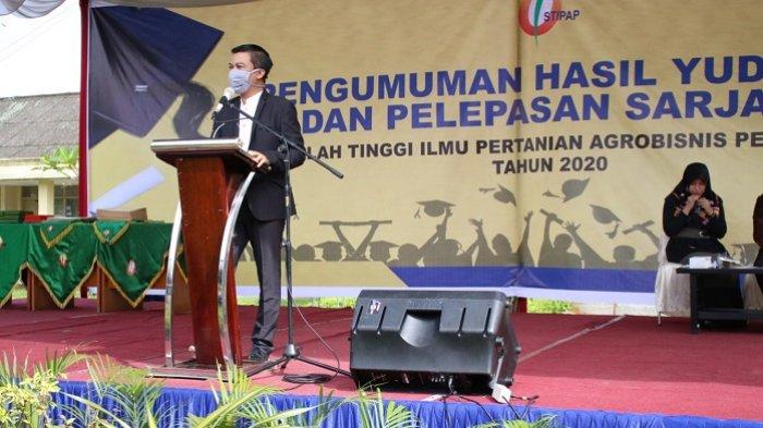 Perwakilan alumni Sekolah Tinggi Ilmu Pertanian Agrobisnis Perkebunan (STIP-AP) saat menyampaikan pesan dan kesannya kepada para dosen.