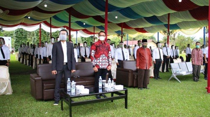 Sejumlah wisudawan dan wisudawati berserta jajaran pimpinan STIP-AP khidmat mengikuti acara pelepasan sarjana 2020.