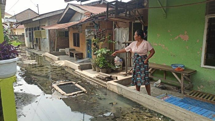 Suasana jalan di depan rumah Fitri, Gang Tempirai, Jalan Panglima Denai, Kecamatan Medan Amplas sebelum normalisasi parit, Selasa (2/3/2020). Selama 15 tahun warga Gang Tempirai dan Gang Ambai, Jalan Panglima Denai, Kelurahan Amplas, Kecamatan Medan Amplas hidup bersama genangan air yang menutupi ruas gang.