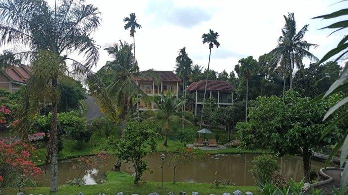 Suasana pemandangan Hotel Deli River yang langsung menghadap danau buatan dengan dikelilingi pepohonan.
