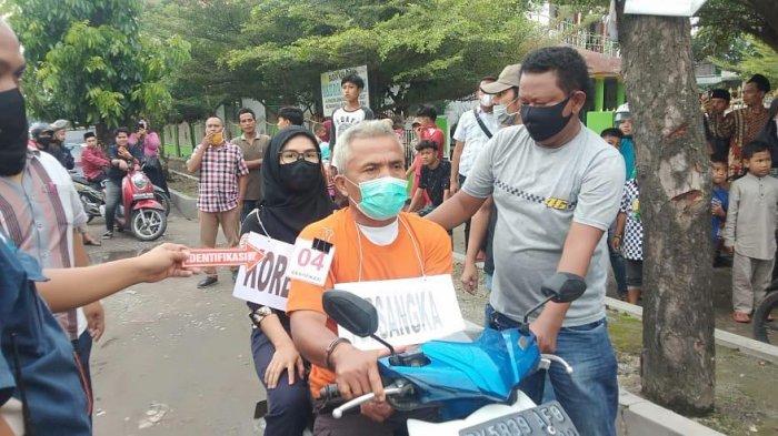 Tim Satreskrim Polrestatabes Medan melaksanakan pra rekonstruksi kasus pembunuhan Fitri Yanti (45) yang dilakukan suaminya sendiri Fery Pasaribu (56).