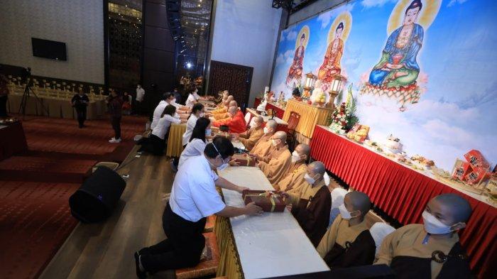Sangha Agung Indonesia (SAGIN) menggelar Upacara Ulambana dan Sanghadana di Karibia Boutique Hotel, Medan secara virtual.