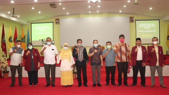 Rektor UISU Dr. H. Yanhar Jamaluddin, MAP bersama pimpinan foto bersama sebelum kegiatan penyuluhan dan bimbingan pembentukan koperasi UISU di Auditorium UISU Jumat (26/3).