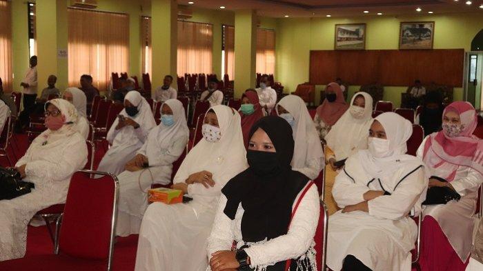 Pimpinan dan pegawai UISU sedang mengikuti peringatan Maulid Nabi Muhammad SAW kemarin (21/11)