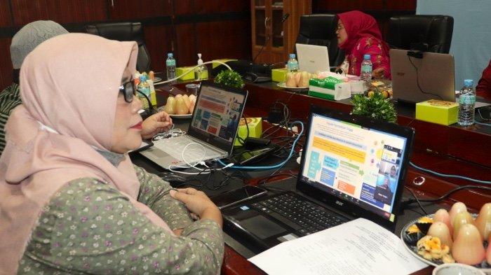 Dekan Fakultas Pertanian UISU, Dr. Ir. Murni Sari Rahayu, MP saat mengikuti webinar yang digelar Fakultas Pertanian UISU kemarin (14/1) berjudul Strategi , Peluang dan Tantangan Dalam Implementasi Kurikulum Kampus Merdeka dan Merdeka Belajar.