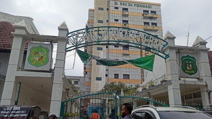 SEJUMLAH warga saat berada di depan Gerbang RS Pirngadi Medan beberapa waktu lalu. Hingga saat ini, RS Pirngadi belum membuka pendaftaran pre-registrasi vaksin Covid-19.