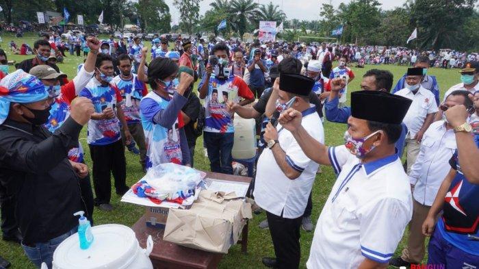 Pasangan bakal calon (bacalon) Bupati-Wakil Bupati Simalungun Muhajidin Nur Hasim-Tumpak Siregar (Hasim-TPS) melantik Korcam dan Kordes di Lapangan Bola PTPN 3 Sei Mangkei, Kecamatan Bosar Maligas, Minggu (20/9/2020) kemarin.