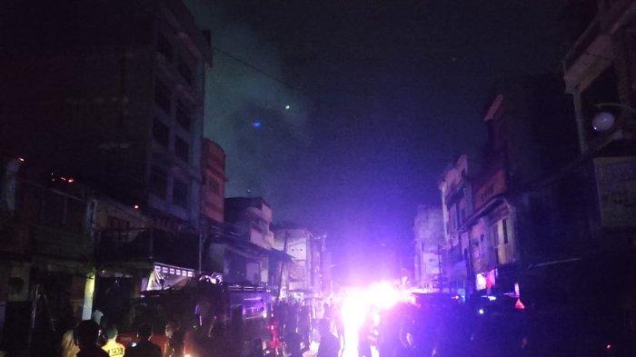 Warga yang datang untuk melihat kebakaran di sejumlah ruko di Jalan Sutomo, Lubukpakam, Deliserdang