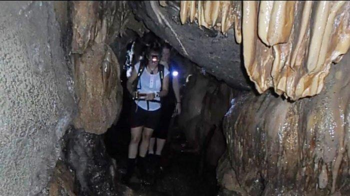Wisatawan menjelajah destinasi gua-gua di Kecamatan Bahorok, Kabupaten Langkat