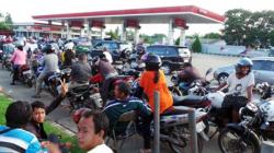Pagi-pagi Warga Banjarmasin Antre BBM