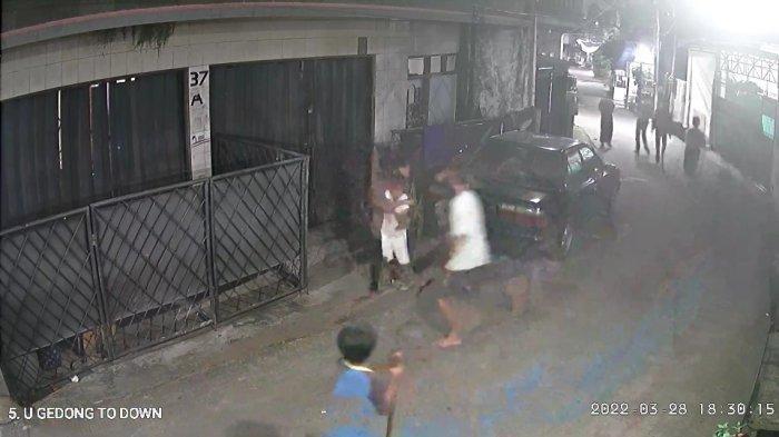Tangkapan layar rekaman CCTV saat A dibakar tiga pelaku di Jalan Lingkungan, Kecamatan Pasar Rebo, Jakarta Timur, Rabu (28/3/2022).