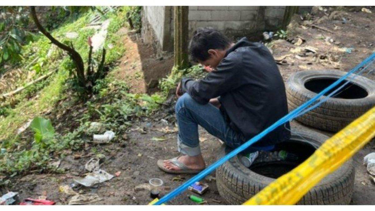 Ade masih setia menunggu di lokasi longsor tempat ibu dan adiknya tewas tertimbun