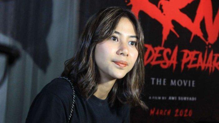 Adinda Thomas menghadiri peluncuran poster dan teaser trailer film KKN Di Desa Penari tersebut di Animale ,Setiabudi, Jakarta , Rabu (22/1/2020).