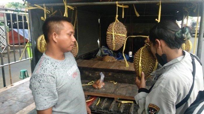 Ahmad Rozikin melayani pembelinya