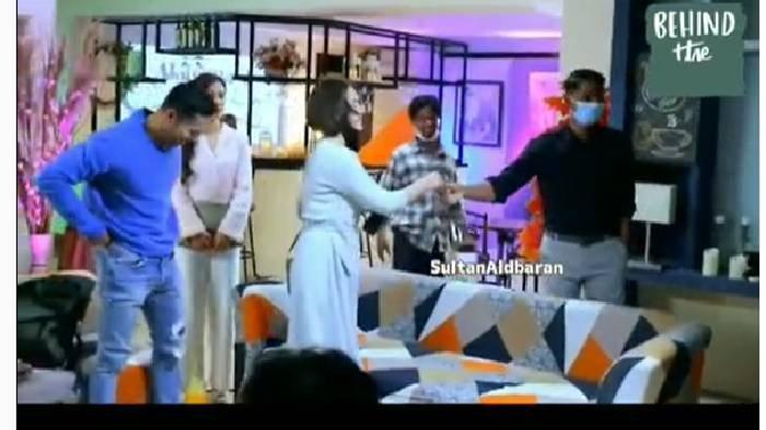 Aksi jahil Arya Saloka saat syuting Ikatan Cinta