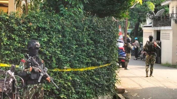Anggota Brimob Polri bersenjata laras panjang berjaga di rumah dinas Ferdy Sambo