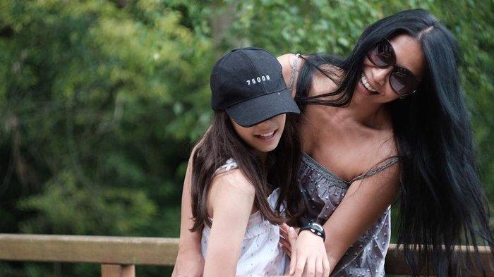 Anggun C Sasmi dan Kirana Cipta Montana Sasmi.