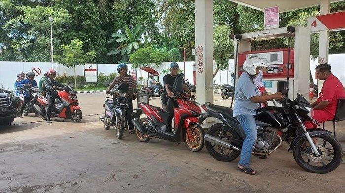 Antrean pengendara sepeda motor membeli Pertalite di salah satu SPBU di Jepara, Rabu (15/6/2022).
