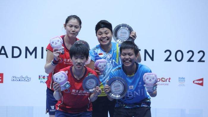 Ganda putri China dan Indonesia Zhang Shu Xian/Zheng Yu (kiri) dan Apriyani Rahayu/Siti Fadia Silva Ramadhanti (kanan) saat berpose di podium Singapore Open, Minggu (17/7/2022)