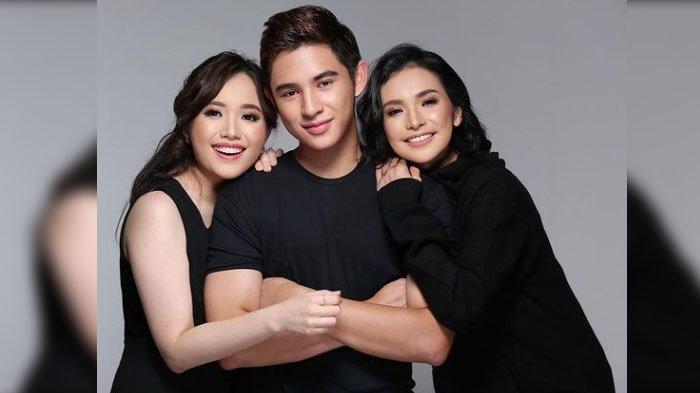 Artis Nunu Datau bersama kedua buah hatinya
