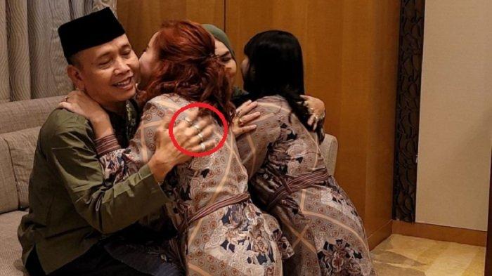 Ayah Ayu Ting Ting pakai banyak cincin di jari