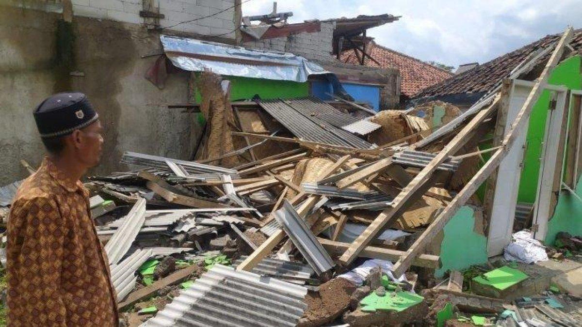 Bariji memperlihatkan rumah ambruk yang sudah dihias dekorasi kain bagian dalamnya, pernikahan batal digelar hari ini karena calon pengantin wanita menjadi korban gempa