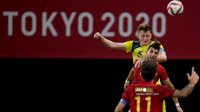 Bek Australia Harry Souttar (atas) berebut bola dengan penyerang Spanyol Rafa Mir (tengah) pada pertandingan sepak bola babak pertama grup C putra Olimpiade Tokyo 2020 antara Australia dan Spanyol di Sapporo Dome di Sapporo pada 25 Juli 2021.