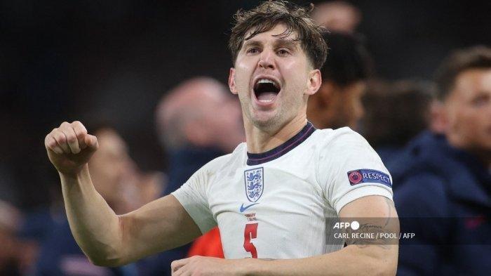 Bek Inggris John Stones merayakan dengan para penggemar setelah memenangkan pertandingan sepak bola semifinal UEFA EURO 2020 antara Inggris dan Denmark di Stadion Wembley di London pada 7 Juli 2021.