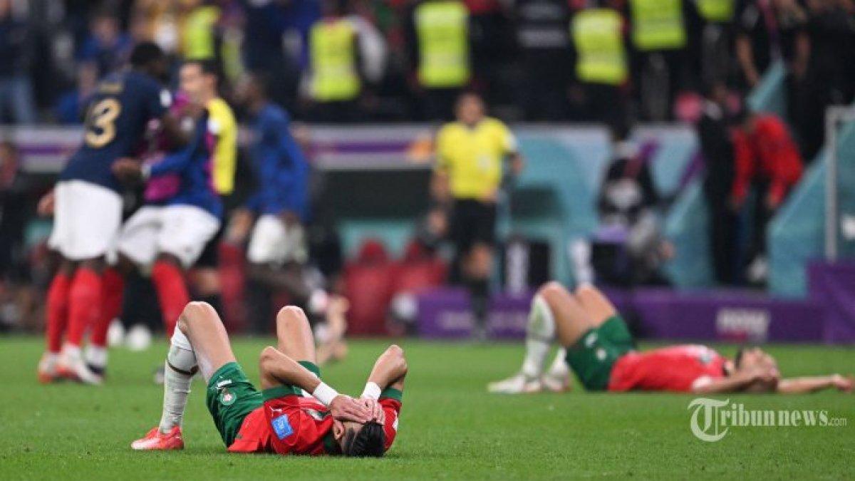Bek Maroko Jawad El Yamiq bereaksi atas kekalahan timnya dalam pertandingan sepak bola semifinal Piala Dunia Qatar 2022 antara Prancis dan Maroko di Stadion Al-Bayt di Al Khor, utara Doha pada 14 Desember 2022. Maroko akan bertanding melawan Kroasia untuk memperebutkan posisi ketiga di Piala Dunia 2022 pada Sabtu (17/12/2022).