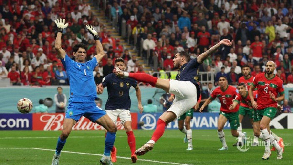 Bek Prancis Theo Hernandez mencetak gol pertama timnya melewati kiper Maroko Yassine Bounou selama pertandingan sepak bola semifinal Piala Dunia Qatar 2022 antara Prancis dan Maroko di Stadion Al-Bayt di Al Khor, utara Doha pada 14 Desember 2022.