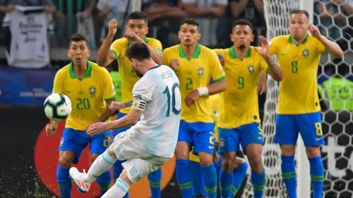 Bintang Argentina Lionel Messi melepaskan tendangan bebas dalam laga Copa America 2019 melawan Brasil.