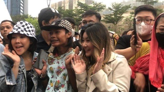 Bonge diajak foto bareng dengan Gise