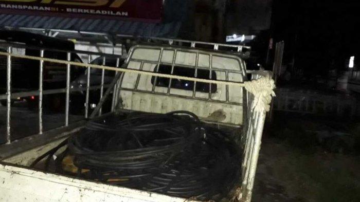 Bukti mobil dan karet sisa pembungkus kabel listrik yang dicuri oleh 11 orang pelaku