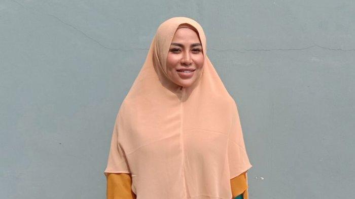 Cinta Penelope berpose di kawasan Gedung Trans, Mampang Prapatan, Jakarta Selatan, Jumat (18/1/2019).