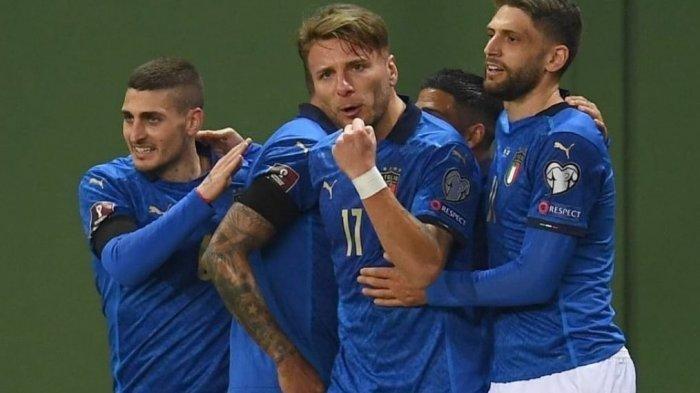 Ciro Immobile merayakan gol bersama rekannya di timnas Italia.