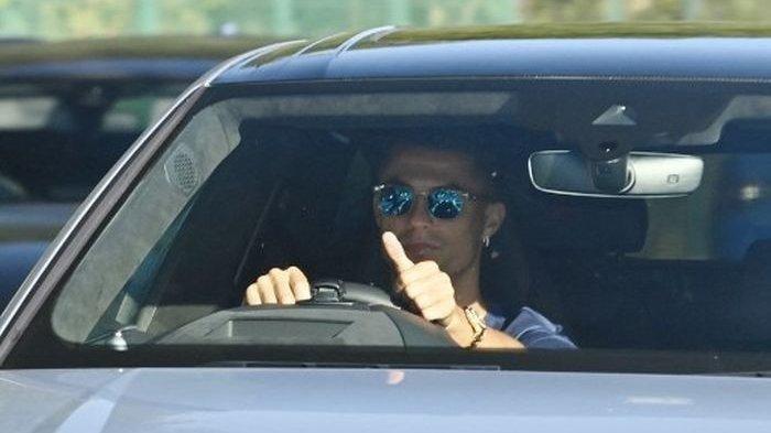 Cristiano Ronaldo saat tiba di markas latihan Manchester United, Carrington (8/8/2021). Cristiano Ronaldo memiliki belasan koleksi mobil mewah, dari harga yang paling murah Rp 2,6 miliar hingga termahal Rp 147 miliar.