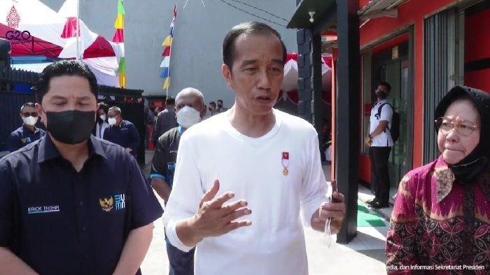 Presiden Jokowi (Tengah) didampingi Menteri BUMN Erick Thohir (Kiri) dan Mensos Tri Rismaharini (Kanan) usai menyerahkan BLT BBM di Jayapura, Rabu (31/08/2022).