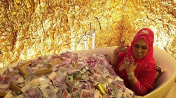 Datuk Seri Vida sedang mandi uang