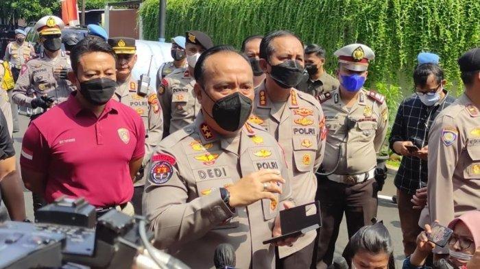Kadiv Humas Mabes Polri Irjen pol Dedi Prasetyo saat jumpa pers di kediaman pribadi Ferdy Sambo yang beralamat di Jalan Saguling III, Duren Tiga, Kalibata, Jakarta Selatan, Selasa (30/8/2022).
