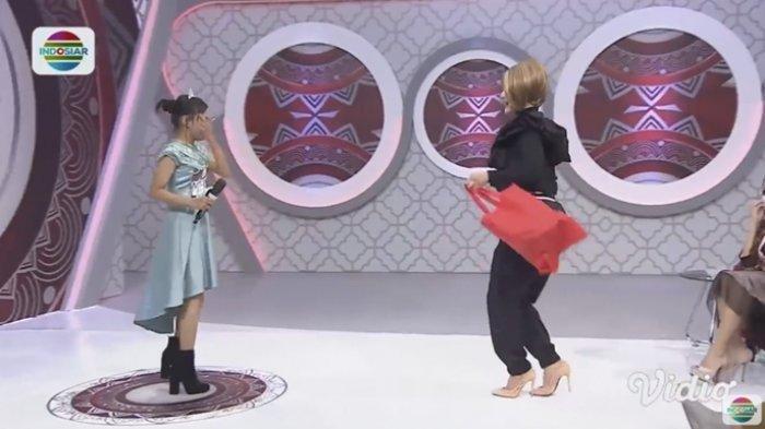 Dini LIDA dapat sepatu dari Inul Daratista