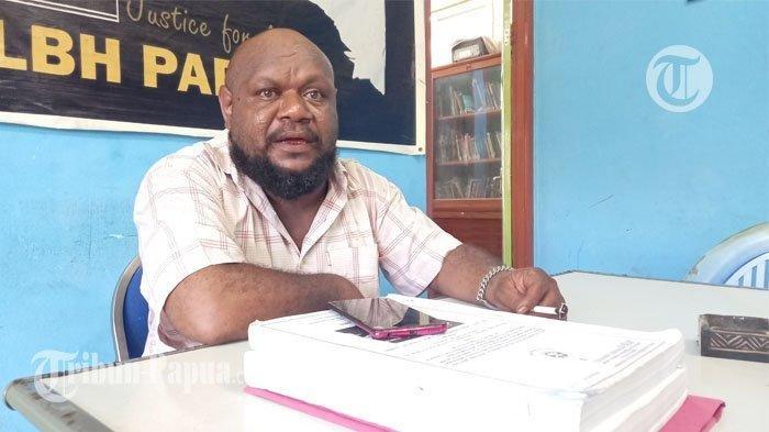 Direktur Lembaga Bantuan Hukum (LBH) Papua Barat, Emanuel Gobay saat diwawancarai Tribun-Papua.com, Kamis (9/6/2022) Sore.