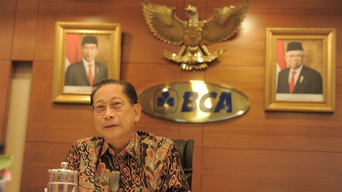 Direktur Utama PT Bank Central Asia Tbk (BCA) Jahja Setiaatmadja saat konferensi pers kinerja BCA Semester I 2022, Rabu (27/7/2022).