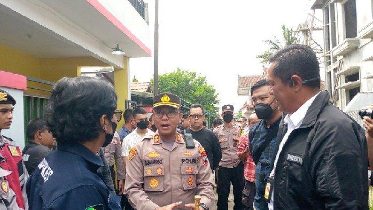 Dirreskrimum Polda Jateng, Kombes Pol Djuhandani Rahardjo Puro, didampingi Kabid dokkes Polda Jateng Kombes Pol dr Sumy hastry Purwanti, Sp.F, dan Plt Kapolresta Magelang AKBP Mochammad Sajarod Zakun seusai olah TKP di kediaman korban, Selasa (29/11/2022)