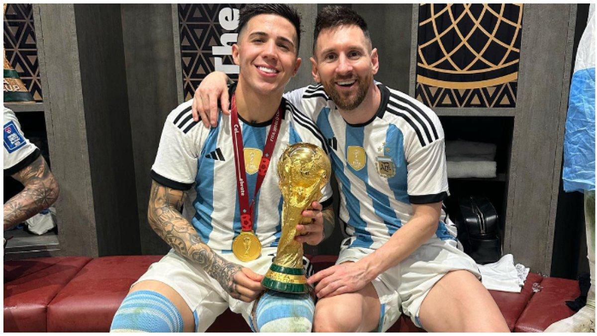 Enzo Fernandez bersama Lionel Messi di momen kemenangan Timnas Argentina