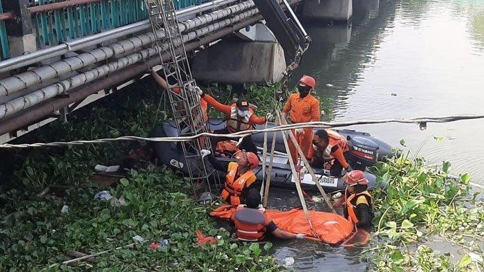 Evakuasi jasad pria yang ditemukan mengambang di Sungai Surabaya, Jalan Joyoboyo No 1, Sawunggaling, Wonokromo, Surabaya, Jumat (23/9/2022).