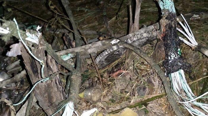 Evakuasi puing-puing (olah TKP) dugaan jatuhnya pesawat di Desa Nginggil, Kecamatan Kradenan, Kabupaten Blora.